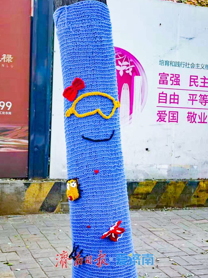 经四路树木“换新装”，萌趣针织艺术点亮城市街角