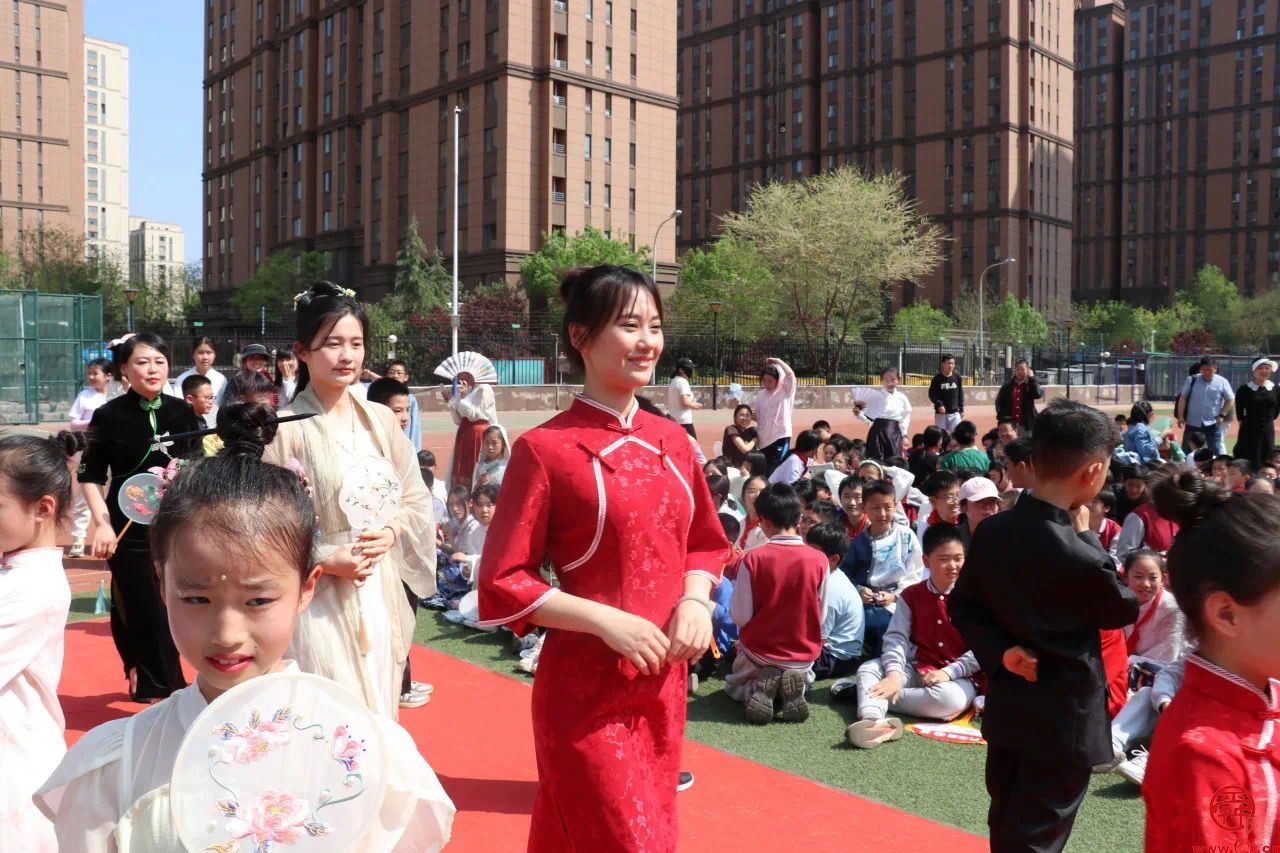 悠悠霓裳 华夏风雅——济南高新区东城逸家小学举办首届“传承华夏 弘扬文明”中国华服日活动