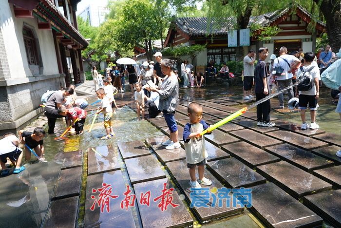 泉城热浪蒸腾 趵突泉畔亲泉戏水寻清凉