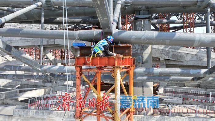 攻克国内之最！黄河体育中心专业足球场成功“戴冠”