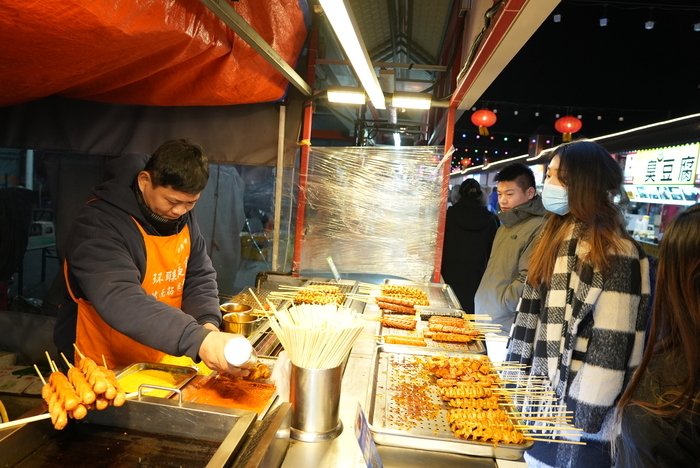 寒冬夜市 感受一抹温暖的烟火