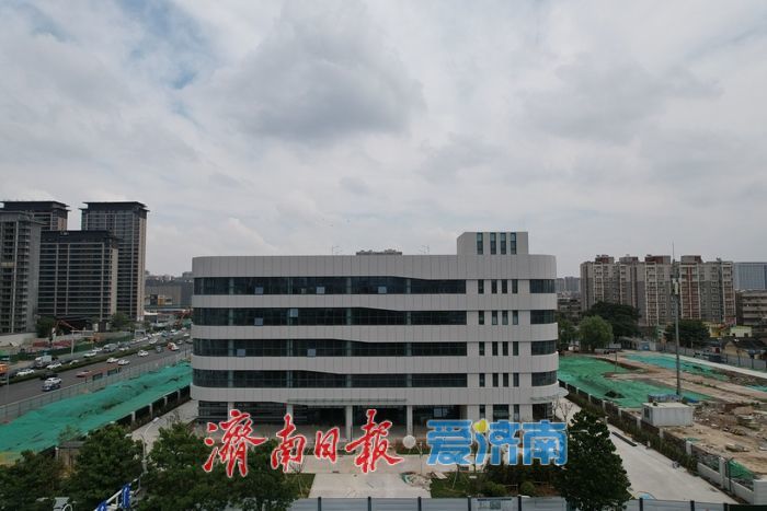 济南凤凰路停车楼整体建成，投用后将缓解周边停车难问题