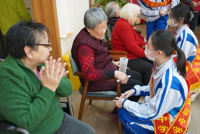 大手拉小手，高中生小学生一同助老学雷锋