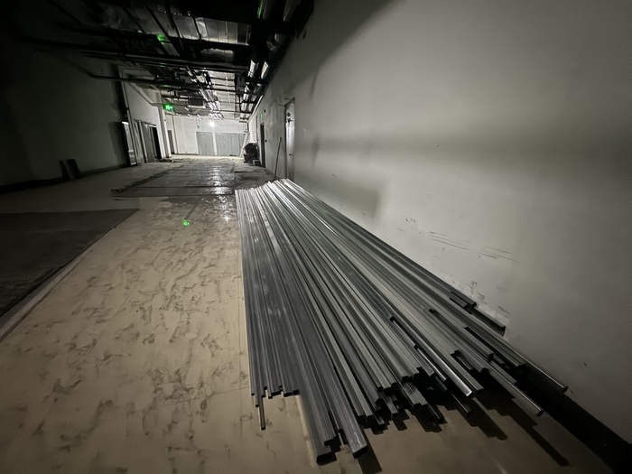 圣豪超市闭店后盒马鲜生原址张贴海报 记者探访：内部正装修，已开始招聘骑手