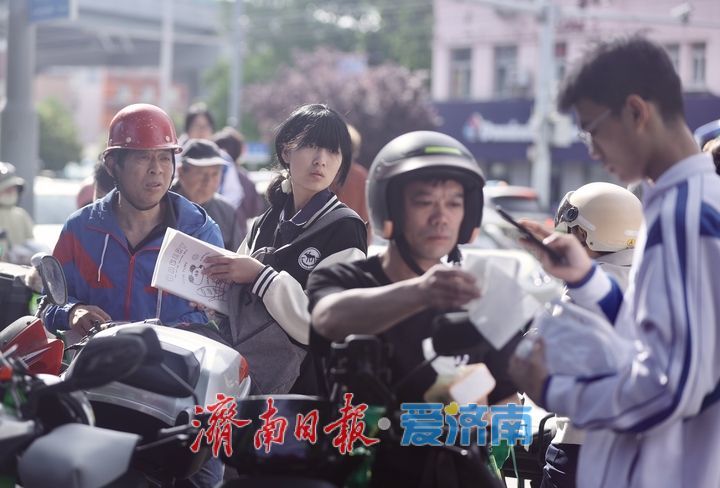 高考首日 少年执笔追梦 家长暖心相伴