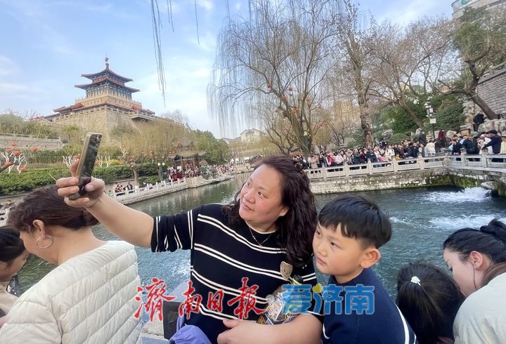 泉在济南过大年丨大年初六黑虎泉畔游客如织 听泉观澜享惬意春光