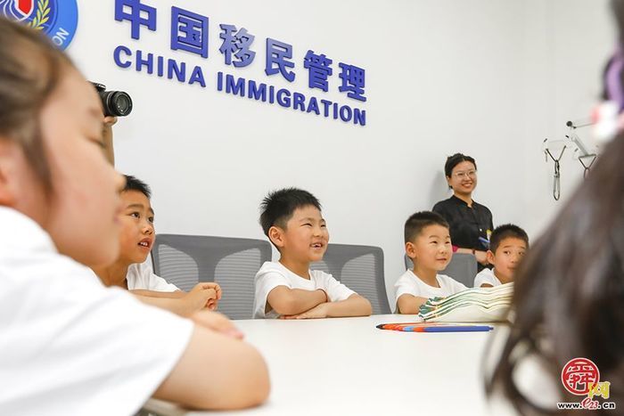 机器人新警首岗：我和小朋友过六一啦！
