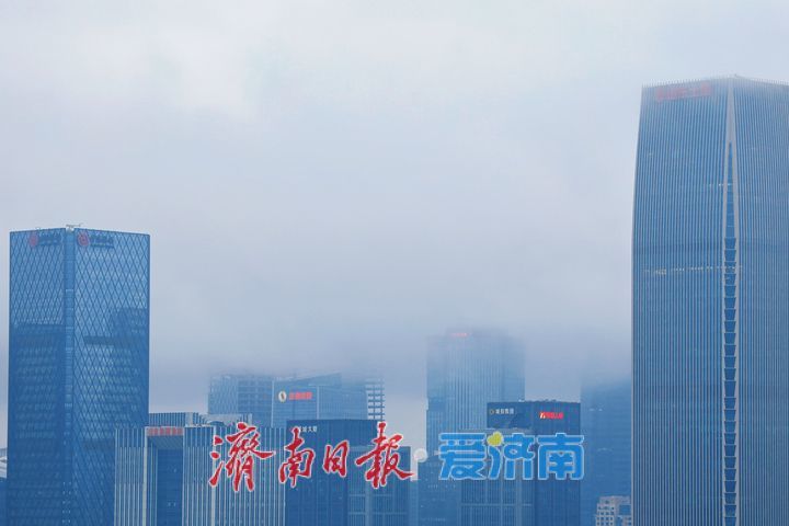 流云穿梭楼宇间 城市邂逅朦胧美