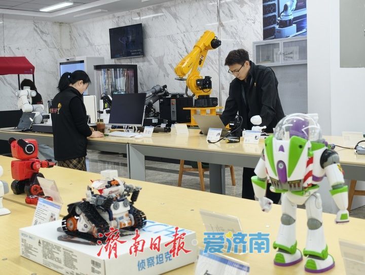 机器人6S中心热度不减 零距离触摸未来科技魅力