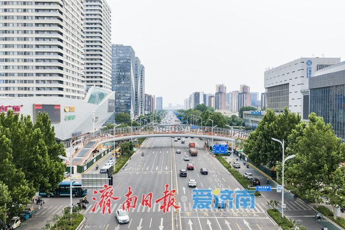 济南工业南路高新万达南侧U形天桥加紧施工，畅通商圈便民出行路