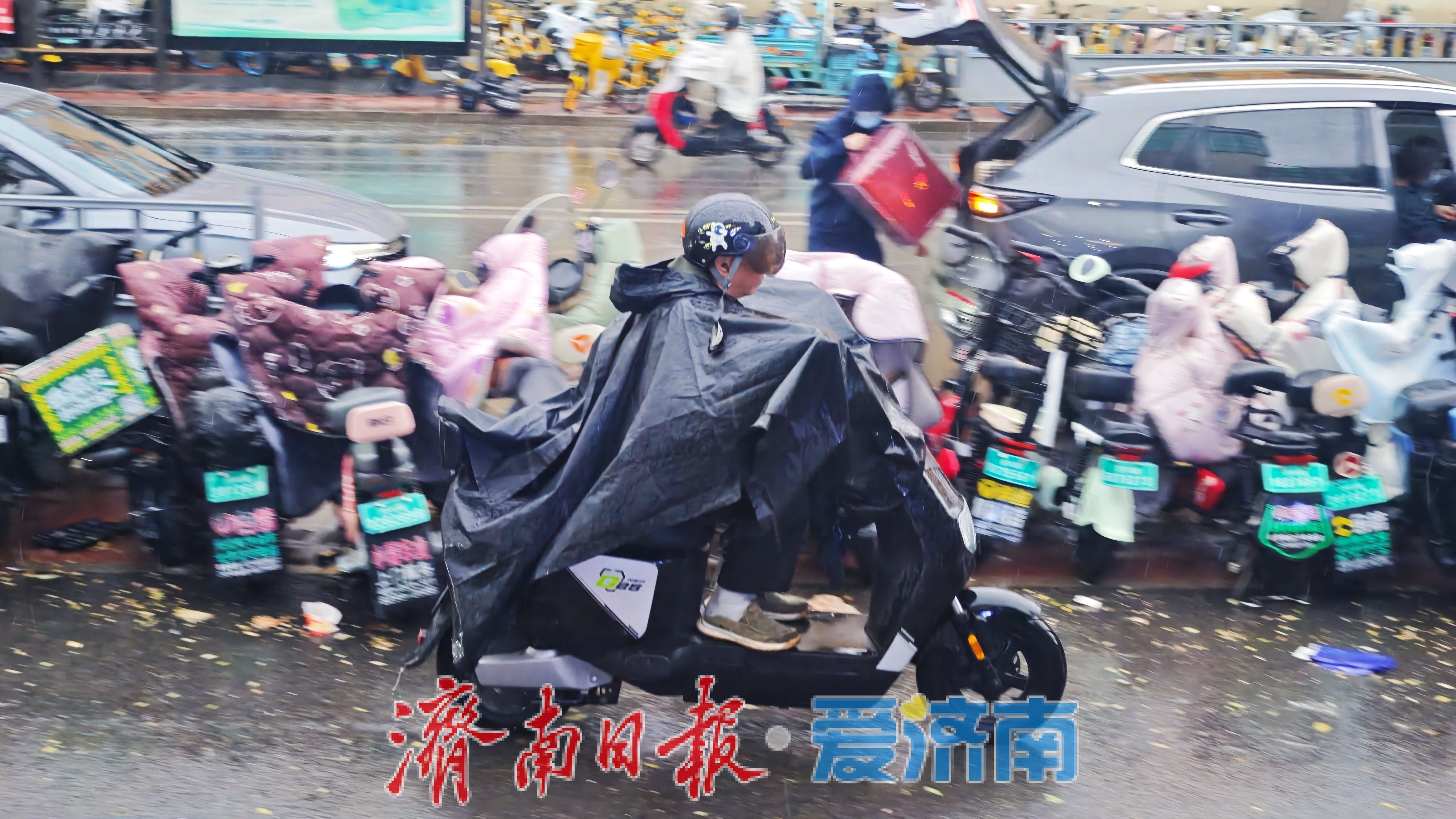 突降大雨困住市民 济南地铁七里堡站暖心服务暖人心 
