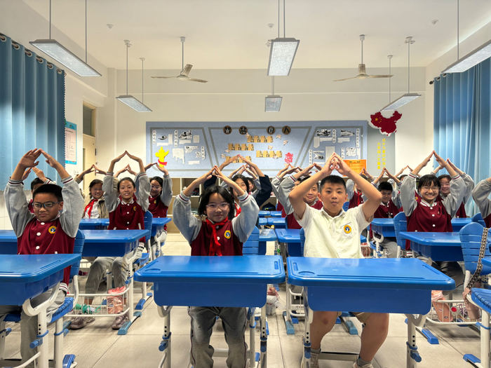 高新区鸡山小学的英语社团课的故事这样讲