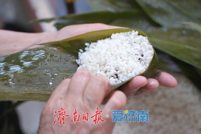 端午粽香暖邻里 社区爱心粽送百位老人