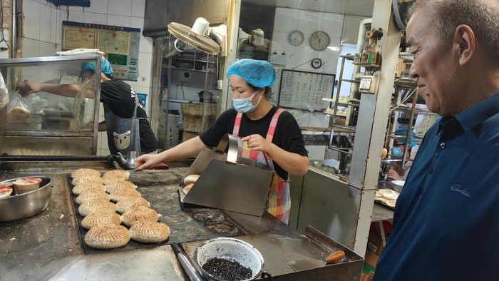 76岁老人26年自研吊炉烧饼设备，日产4200个零库存