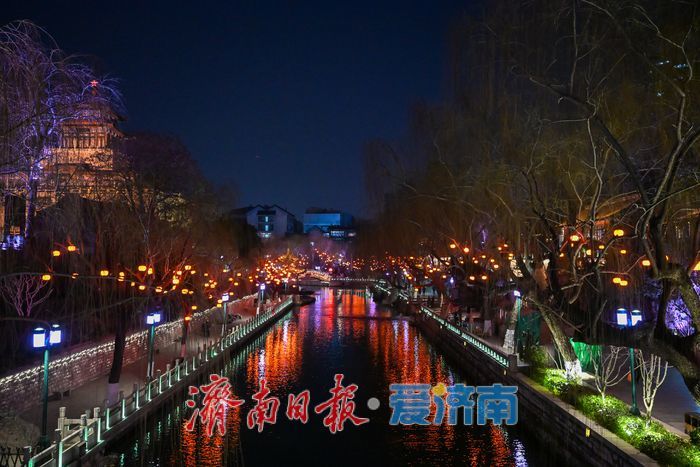 环城公园迎春花灯点亮护城河畔 夜色中黑虎泉更添韵致