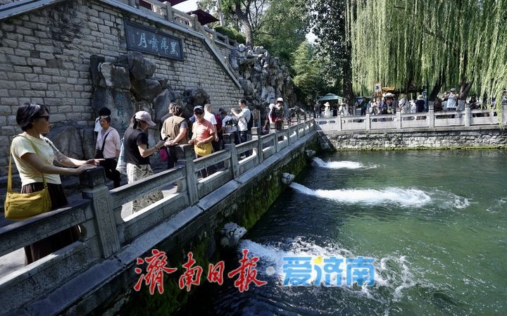 一年四季 泉在济南丨黑虎泉畔秋意浓，游客打卡络绎不绝