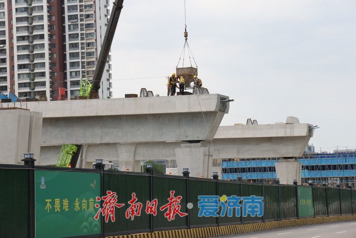 高温酷暑赶建设 建设者化身桥面最美舞者