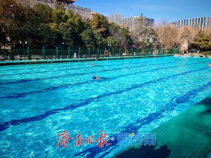 一年四季 泉在济南丨最低气温-10摄氏度 泉水浴场内上演冬泳“热”