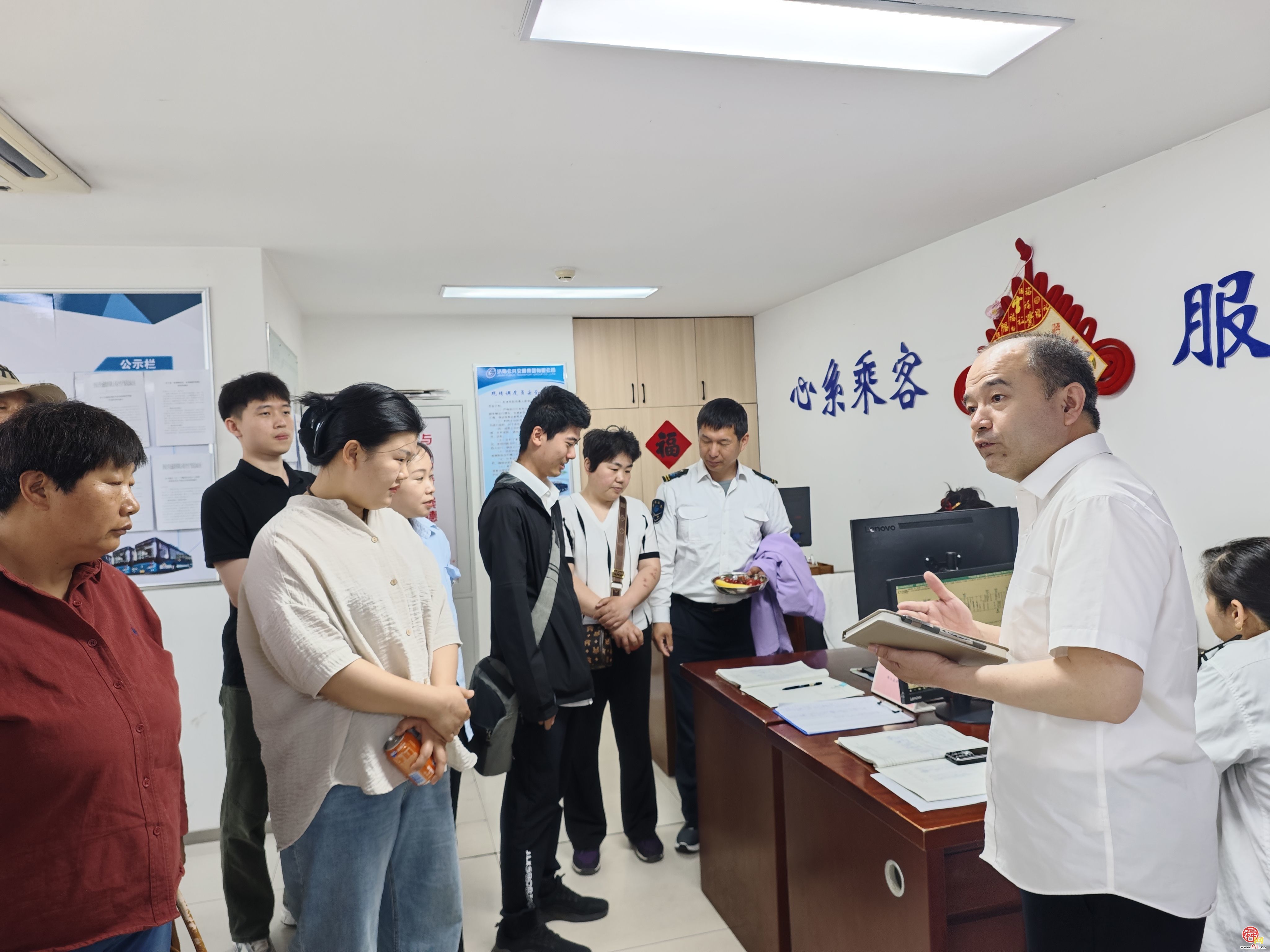 情暖5.20 致敬公交“摆渡人” ——济南西站公交枢纽开展驾驶员关爱日活动​