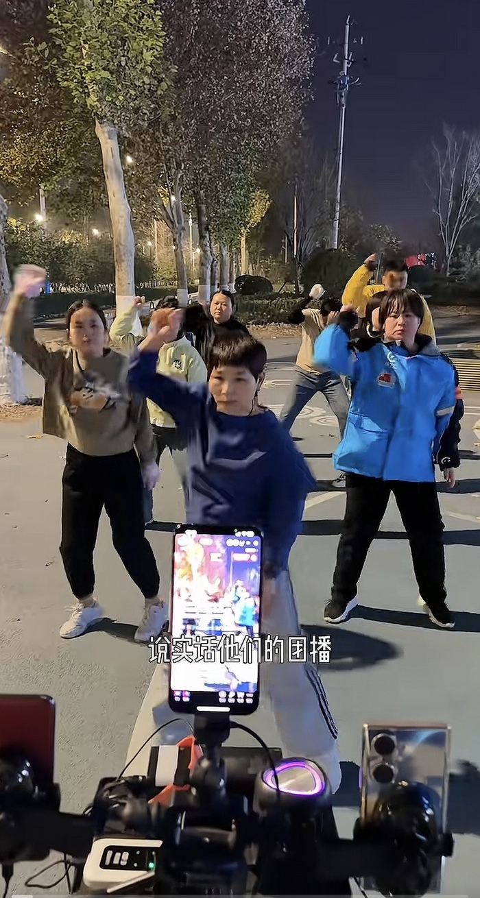 吴克群济南街头呼吁关注团播父母 发起千人共舞
