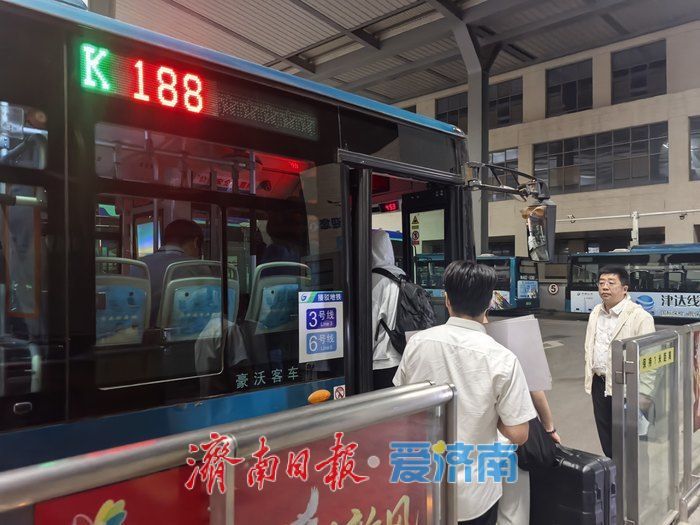 国庆长假首日凌晨，100余名晚到旅客坐上了公交延时服务车