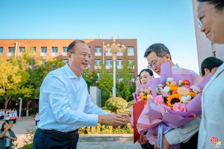 首席教师亮相、一家人的致谢、最闪亮的礼物、最动人的歌曲…… 历城二中的教师节温情流淌！
