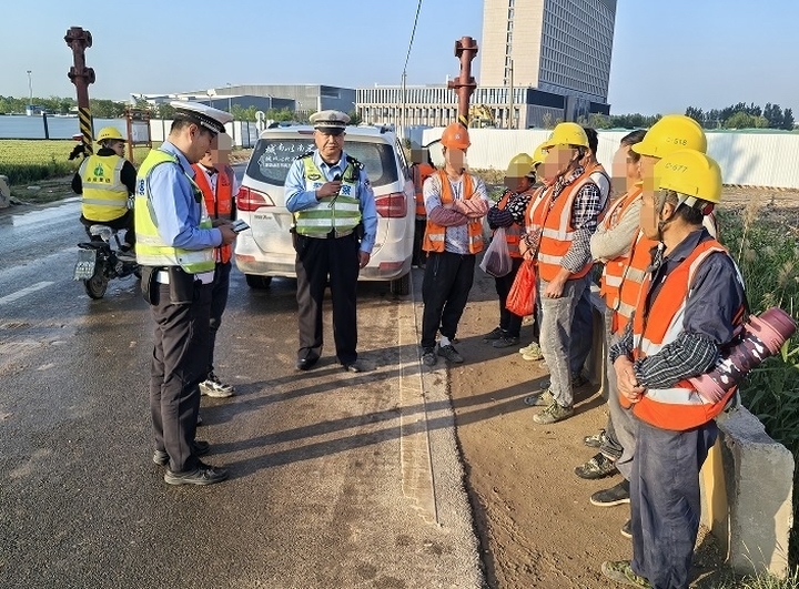 超载面包车车胎被压变形 驾驶人被处罚