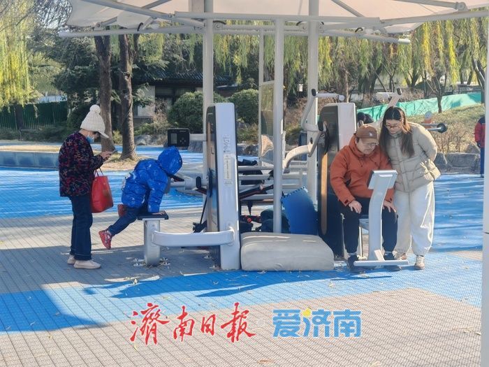 一年四季 泉在济南丨大明湖南岸健身广场人气旺 晴暖冬日市民畅享运动乐趣