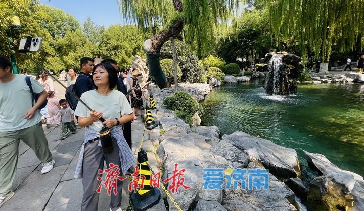 金秋五龙潭月牙泉喷涌超一年，“月牙飞瀑”超长待机365天