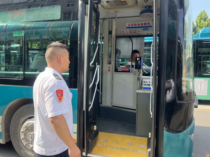 烈日炙烤守初心 汗水护航出行路——济南公交职工高温酷暑坚守岗位服务市民