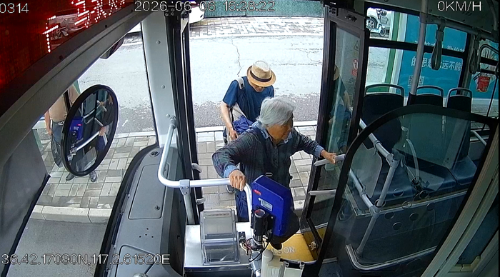 老人乘车迷路，济南两位公交司机接力助其回家