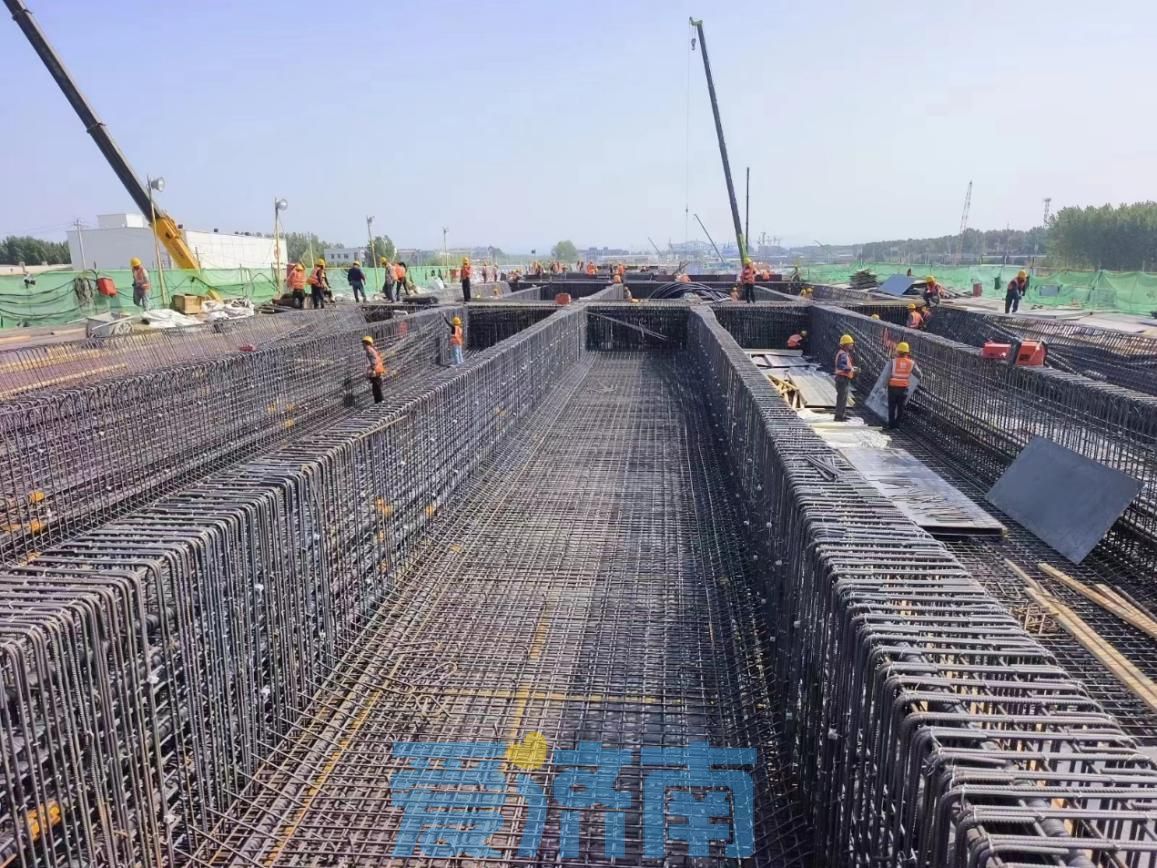 济南机场二期改扩建工程一批道路和综合管廊项目顺利通过竣工验收，高架预计9月底前贯通  