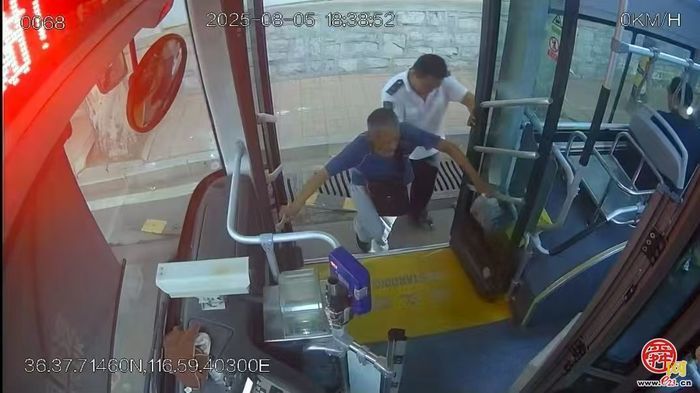 老人路边不慎摔倒，公交司机紧急救助