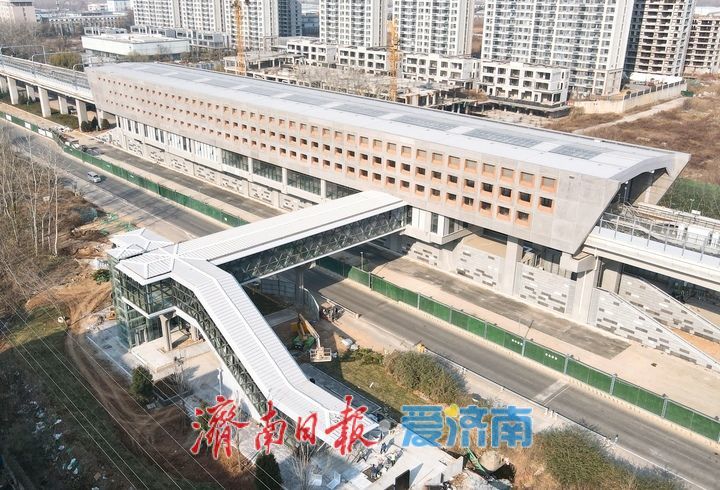 站名标识牌陆续安装就位 济南轨交8号线开通运营进入倒计时