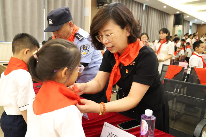 红领巾爱祖国，燕山小学举行新队员入队仪式