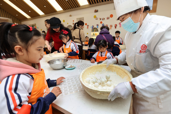 满庭春喜迎佳节，元宵DIY甜蜜总动员，热闹气氛燃起来！