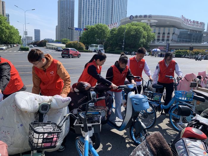 劳模带头践初心 志愿护航暖泉城——吕鑫带领公交职工“五一”假期开展志愿服务