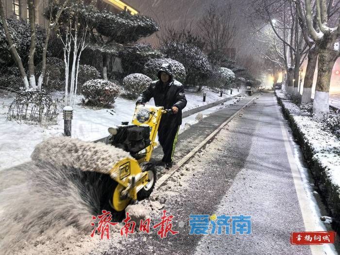 首场降雪如约而至 钢城区多方联动保路畅通