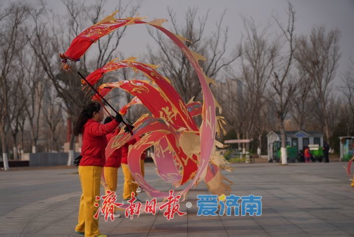 华山历史文化湿地公园 “健身龙”舞动春天活力