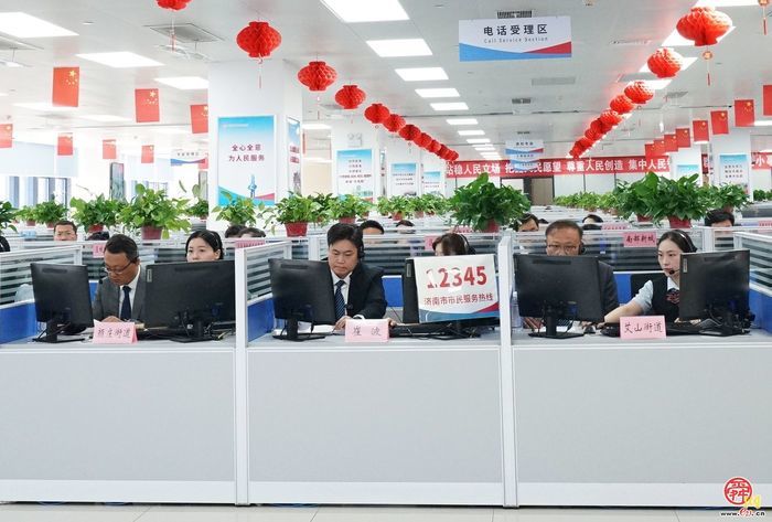 钢城区政府党组成员、副区长崔波带队到市12345热线接听市民来电