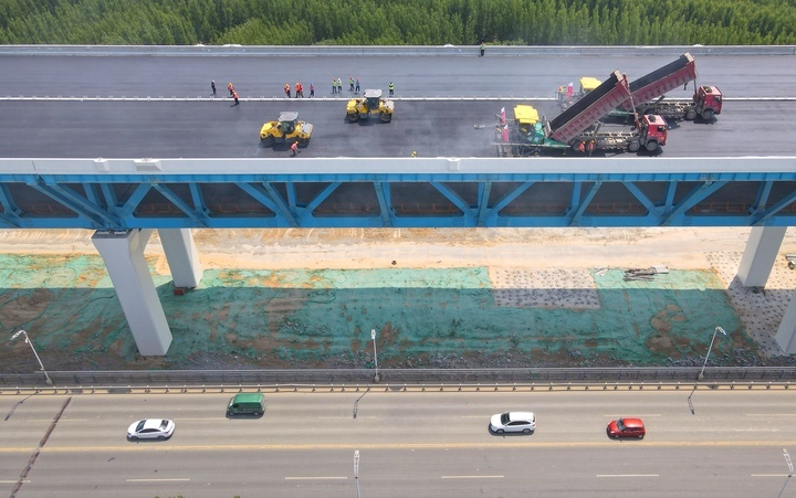 项目强省会丨G104京岚线济南黄河公路大桥桥面沥青摊铺全面启动