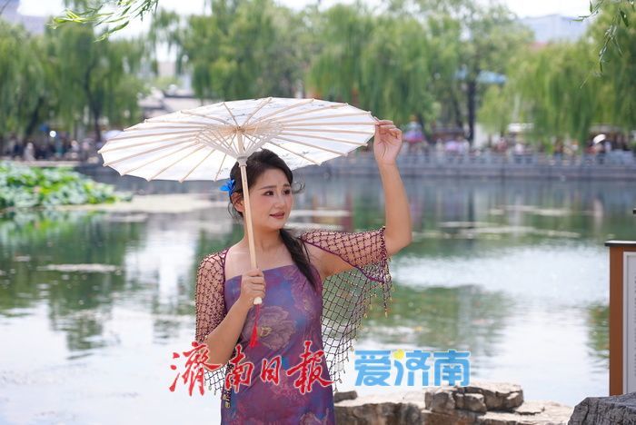 一年四季 泉在济南丨济南老城古韵引新潮 簪花旗袍民族服饰迎打卡热