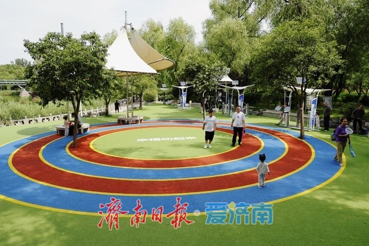漫步公园 市民乐享秋日休闲时光