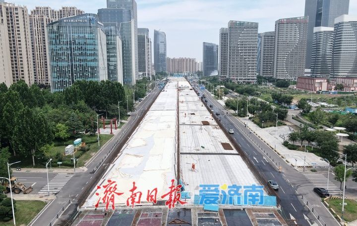 再跨路口，济南凤凰黄河大桥南延工程经十路以南段高架“长龙”初成
