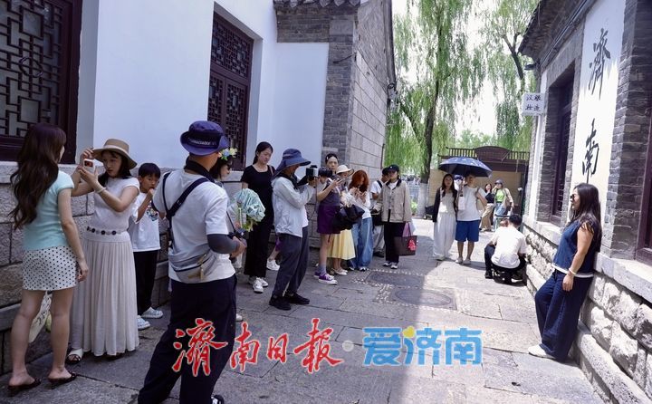 打卡热：游人如织秩序井然，古韵老街尽显文明风尚