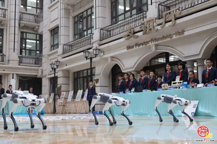 超燃开学典礼~济南东方双语实验学校携手春晚机器人开启新学期