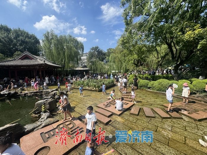 高温天里的清凉乐土：五龙潭清泉边童趣飞扬