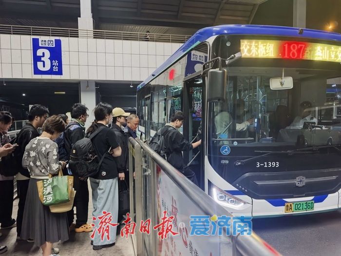 中秋高铁临客来，公交彻夜保出行