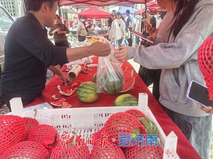 大集上，凉皮西瓜成“热门选择”