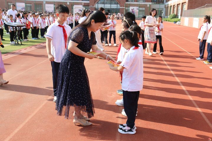 幸福启航  从心出发—济南市历下区龙德学校2026年秋季开学典礼